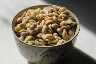 Sheem bichi (seeds of hyacinth beans) in a bowl