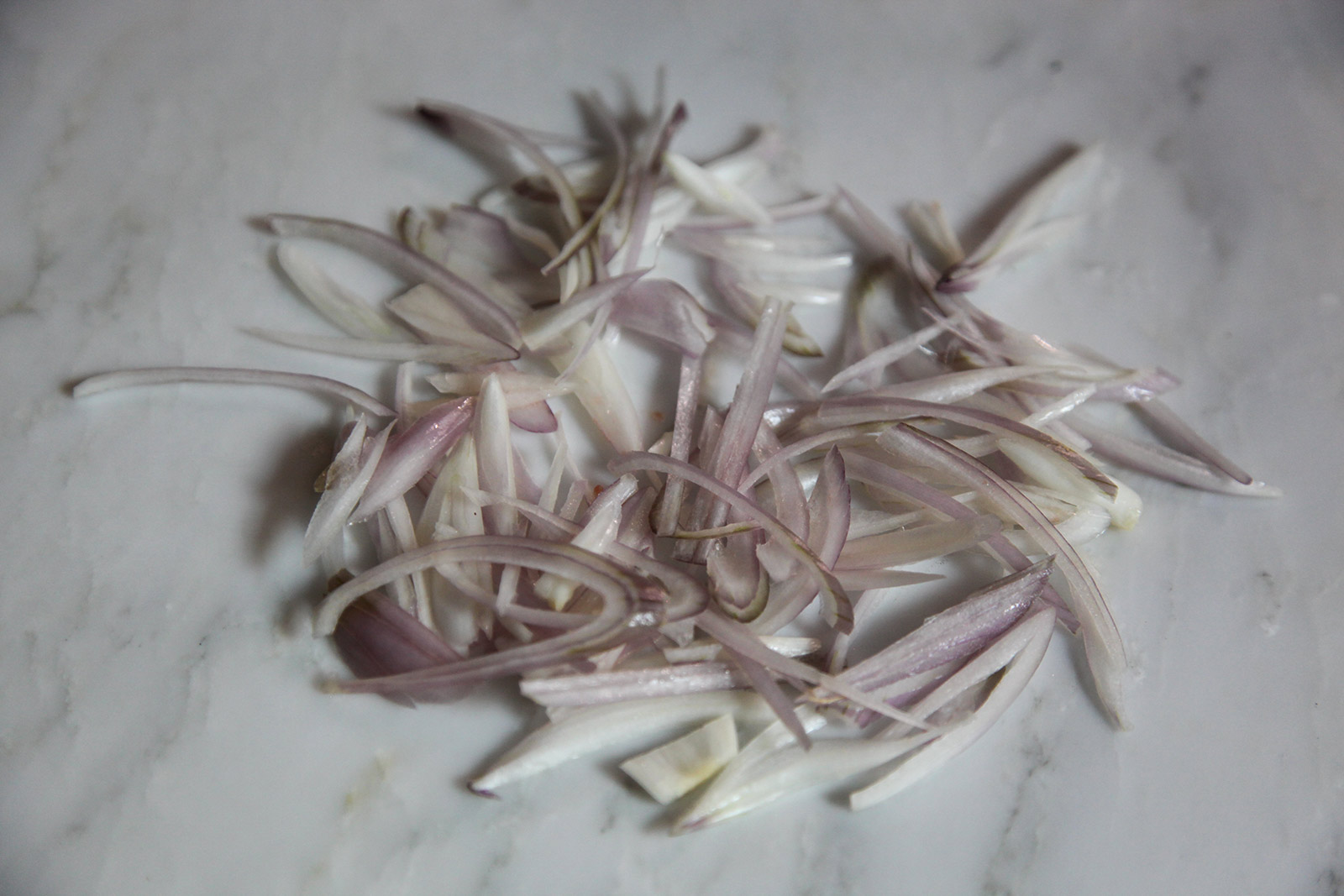 Thinly sliced shallot